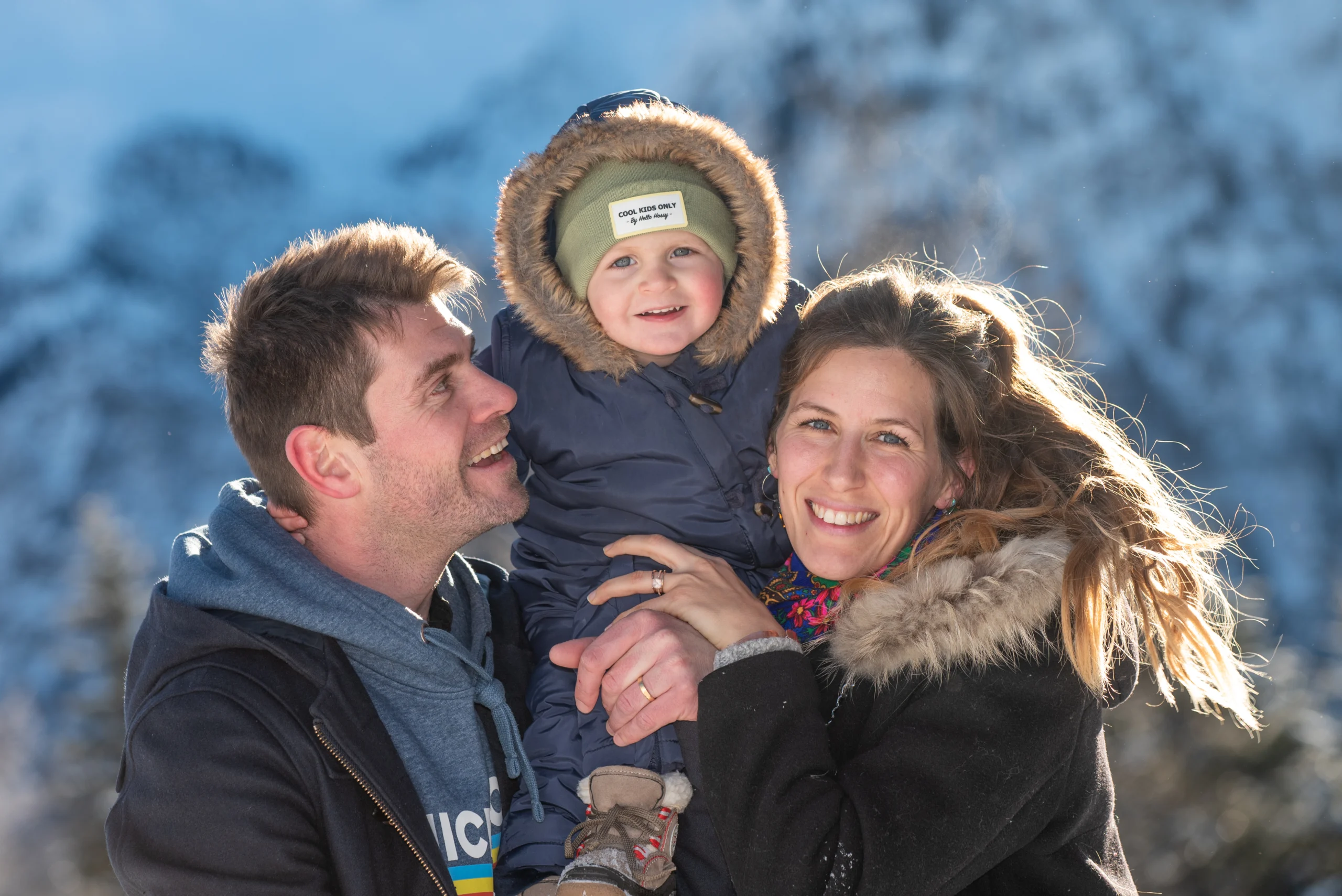 Photo de deux parents avec leurs enfant à la montagne