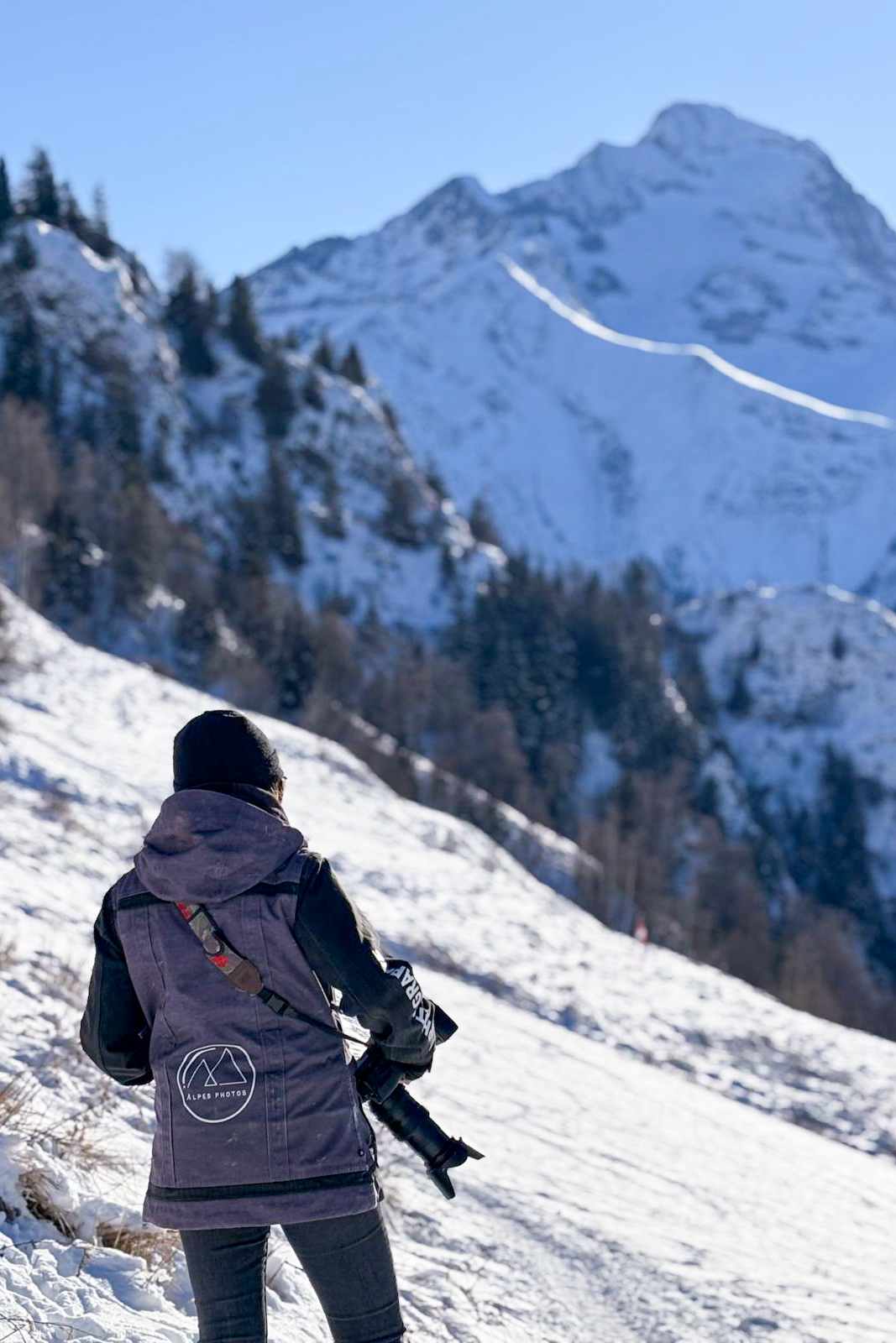 Photographe de dos à la montagne