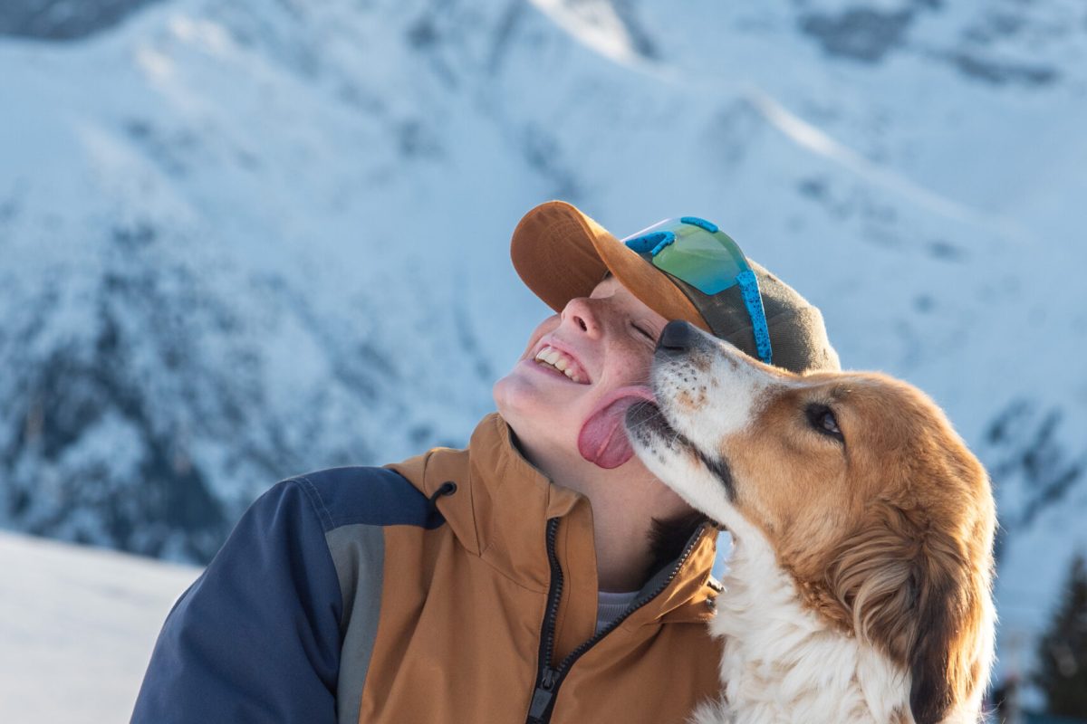 Photo enfant à la neige avec son chien