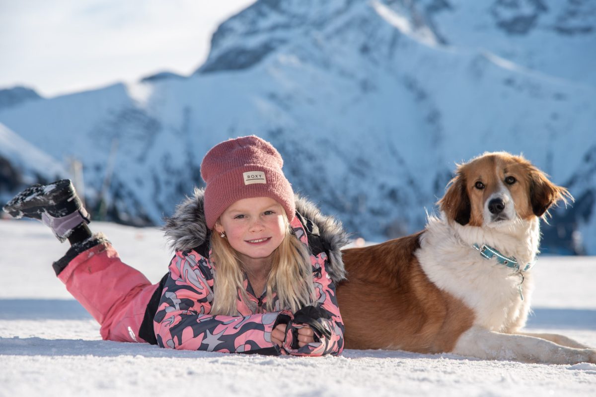 Photo enfant à la neige avec son chien