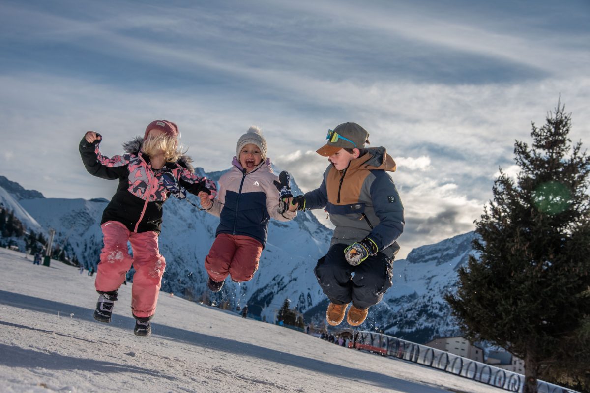 Photo fratrie qui saute en l'air